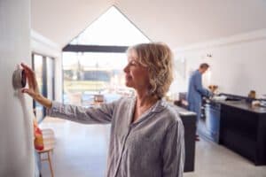 different thermostat settings are recommended for summer and winter months in florida